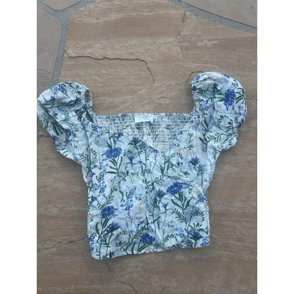 Surplice Top in Blue Floral ASTR THE LABEL M Revolve Cropped